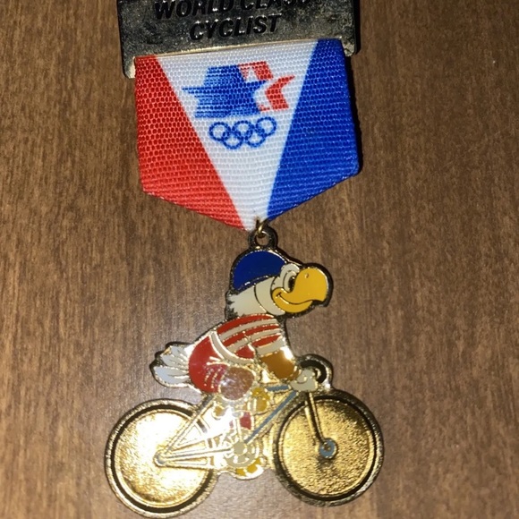 Los Angeles Olympic Committee - 1980 World Class Cyclist Pin - Picture 2 of 7
